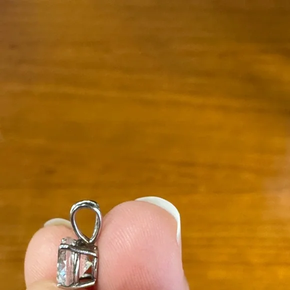 Sterling Silver 925 (92.5% pure Silver) with a White Sapphire gemstone center - Picture 5 of 5